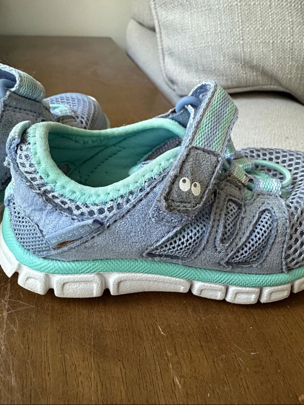 Stride right surprize water shoes Mesh in Teal and Light Blue size 6